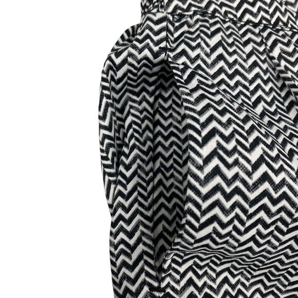 American Eagle Outfitters Chevron Print, High Rise Shorts size Small - Picture 5 of 5